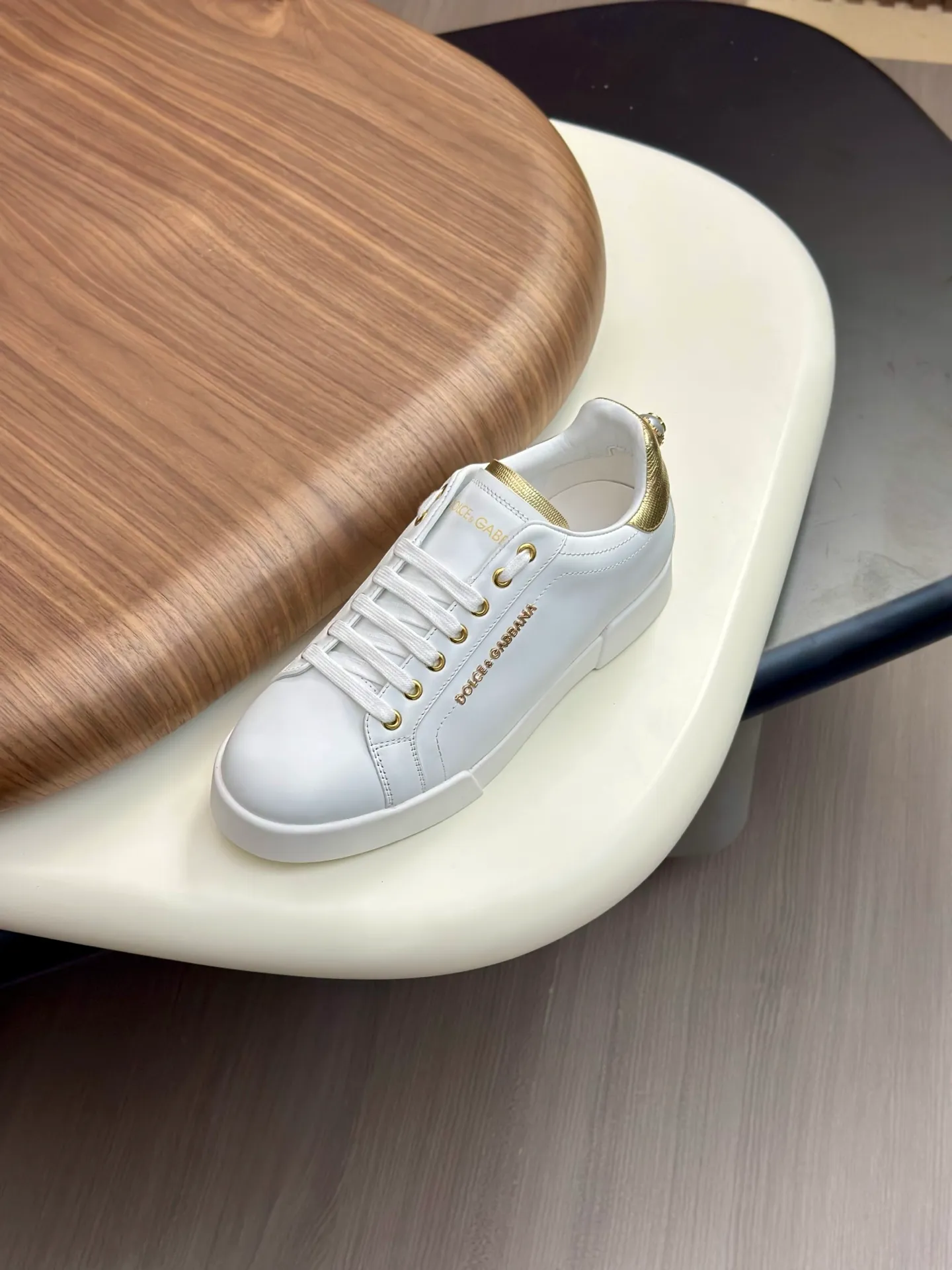 New product 💰800 DG Dolce & Gabbana men's shoes 💰ortofino calfskin sneakers ♞size; 39~44 (customized 38.45.46) Iconic men's shoes 💰ortofino series of sneakers, classic and timeless style, now presented with fashionable details. The calfskin engraved DG logo is a subtle finishing touch. Men's shoes💰ortofino calfskin sneakers: